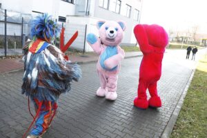 06.12.2020 Kielce. Świętokrzyskie Centrum Pediatrii. Mikołajki. Małych pacjentów odwiedzili aktorzy Teatru Lalki i Aktora "Kubuś" / Jarosław Kubalski / Radio Kielce