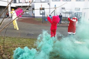 06.12.2020 Kielce. Świętokrzyskie Centrum Pediatrii. Mikołajki. Małych pacjentów odwiedzili aktorzy Teatru Lalki i Aktora "Kubuś" / Jarosław Kubalski / Radio Kielce