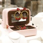 09.12.22020 Kielce. Prezenty pod choinkę. Biżuteria / Jarosław Kubalski / Radio Kielce