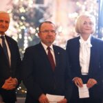 11.12.2020. Święty Krzyż. Próba do koncertu kolęd. Na zdjęciu (od lewej): Marek Jońca - członek zarządu województwa świętokrzyskiego, Marek Bogusławski - wicemarszałek województwa świętokrzyskiego, Renata Janik - wicemarszałek województwa świętokrzyskiego / Jarosław Kubalski / Radio Kielce