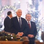 11.12.2020. Święty Krzyż. Próba do koncertu kolęd. Na zdjęciu (od lewej): Marek Jońca - członek zarządu województwa świętokrzyskiego i Marek Bogusławski - wicemarszałek województwa świętokrzyskiego  / Jarosław Kubalski / Radio Kielce