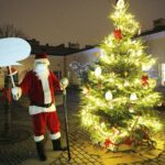 14.12.2020 Kielce. Muzeum Zabawek i Zabawy. Akcja „Zajrzyj w święta”, Choinka na dziedzińcu / Jarosław Kubalski / Radio Kielce