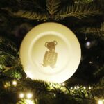 14.12.2020 Kielce. Muzeum Zabawek i Zabawy. Akcja „Zajrzyj w święta”, Choinka na dziedzińcu / Jarosław Kubalski / Radio Kielce