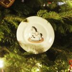 14.12.2020 Kielce. Muzeum Zabawek i Zabawy. Akcja „Zajrzyj w święta”, Choinka na dziedzińcu / Jarosław Kubalski / Radio Kielce