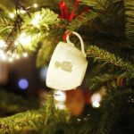 14.12.2020 Kielce. Muzeum Zabawek i Zabawy. Akcja „Zajrzyj w święta”, Choinka na dziedzińcu / Jarosław Kubalski / Radio Kielce