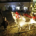 14.12.2020 Kielce. Muzeum Zabawek i Zabawy. Akcja „Zajrzyj w święta”, Choinka na dziedzińcu / Jarosław Kubalski / Radio Kielce