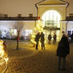 14.12.2020 Kielce. Muzeum Zabawek i Zabawy. Akcja „Zajrzyj w święta”, Choinka na dziedzińcu / Jarosław Kubalski / Radio Kielce