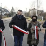 15.12.2020 Kostomłoty Drugie. Wyremontowana droga powiatowa Laskowa. Od lewej: wójt gminy Miedziana Góra Damian Sławski, starosta Mirosław Gębski, radna powiatowa Małgorzata Popiel i członek zarządu powiatu kieleckiego Cezary Majcher / Jarosław Kubalski / Radio Kielce