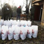 16.12.2020 Kielce. Caritas przygotowała paczki świąteczne dla ubogich. Pomagają je rozdawać żołnierze ŚBOT / Jarosław Kubalski / Radio Kielce