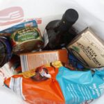 16.12.2020 Kielce. Caritas przygotowała paczki świąteczne dla ubogich. Pomagają je rozdawać żołnierze ŚBOT / Jarosław Kubalski / Radio Kielce