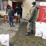 16.12.2020 Kielce. Caritas przygotowała paczki świąteczne dla ubogich. Pomagają je rozdawać żołnierze ŚBOT / Jarosław Kubalski / Radio Kielce