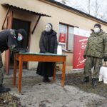 16.12.2020 Kielce. Caritas przygotowała paczki świąteczne dla ubogich. Pomagają je rozdawać żołnierze ŚBOT / Jarosław Kubalski / Radio Kielce