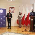 16.12.2020 Kielce. ŚUW. Od lewej: wicewojewoda Rafał Nowak, wojewoda Zbigniew Koniusz, p.o. rzecznika prasowego wojewody Marzena Chodakowska i Szef Urzędu ds. Kombatantów i Osób Represjonowanych Jan Józef Kasprzyk podczas konferencji prasowej / Jarosław Kubalski / Radio Kielce