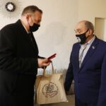 16.12.2020 Kielce. ŚUW. Od lewej: Szef Urzędu ds. Kombatantów i Osób Represjonowanych Jan Józef i wiceprezes kieleckiego oddziału Związku Sybiraków  Eugeniusz Tyszer / Jarosław Kubalski / Radio Kielce