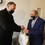 16.12.2020 Kielce. ŚUW. Od lewej: Szef Urzędu ds. Kombatantów i Osób Represjonowanych Jan Józef i wiceprezes kieleckiego oddziału Związku Sybiraków  Eugeniusz Tyszer / Jarosław Kubalski / Radio Kielce