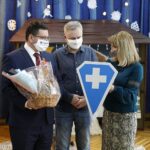 17.12.2020 Kielce. Dzieci z przedszkola nr 25 namalowały dla słowackich lekarzy rysunki. Przekazano je słowackiemu dyplomacie, byłemu Konsulowi Generalnemu Republiki Słowackiej w Krakowie. Od lewej: Adrian Kromka - dyplomata słowacki, Robert Biernacki - pomysłodawca akcji i Jolanta Perlak-Patyńska - dyrektor przedszkola / Jarosław Kubalski / Radio Kielce