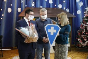 17.12.2020 Kielce. Dzieci z przedszkola nr 25 namalowały dla słowackich lekarzy rysunki. Przekazano je słowackiemu dyplomacie, byłemu Konsulowi Generalnemu Republiki Słowackiej w Krakowie. Od lewej: Adrian Kromka - dyplomata słowacki, Robert Biernacki - pomysłodawca akcji i Jolanta Perlak-Patyńska - dyrektor przedszkola / Jarosław Kubalski / Radio Kielce