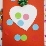 17.12.2020 Kielce. Dzieci z przedszkola nr 25 namalowały dla słowackich lekarzy rysunki. Przekazano je słowackiemu dyplomacie, byłemu Konsulowi Generalnemu Republiki Słowackiej w Krakowie / Jarosław Kubalski / Radio Kielce