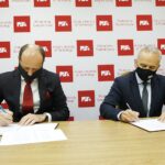 18.12.2020 Kielce. Politechnika Świętokrzyska. Podpisanie umowy pomiędzy PŚk a IBM. Od lewej: Piotr Benke - dyrektor ds. technologii w IBM dla Polski i krajów bałtyckich i Zbigniew Koruba - rektor PŚk / Jarosław Kubalski / Radio Kielce