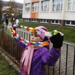 18.12.2020 Kielce. SP nr 31. Dzieci otaczają szkołę łańcuchem z papieru / Jarosław Kubalski / Radio Kielce