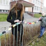 18.12.2020 Kielce. SP nr 31. Dzieci otaczają szkołę łańcuchem z papieru / Jarosław Kubalski / Radio Kielce