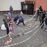 18.12.2020 Kielce. SP nr 31. Dzieci otaczają szkołę łańcuchem z papieru / Jarosław Kubalski / Radio Kielce