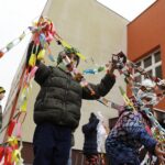 18.12.2020 Kielce. SP nr 31. Dzieci otaczają szkołę łańcuchem z papieru / Jarosław Kubalski / Radio Kielce
