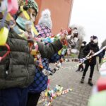 18.12.2020 Kielce. SP nr 31. Dzieci otaczają szkołę łańcuchem z papieru / Jarosław Kubalski / Radio Kielce