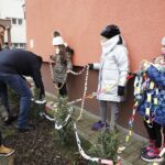 18.12.2020 Kielce. SP nr 31. Dzieci otaczają szkołę łańcuchem z papieru / Jarosław Kubalski / Radio Kielce