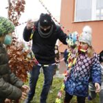 18.12.2020 Kielce. SP nr 31. Dzieci otaczają szkołę łańcuchem z papieru / Jarosław Kubalski / Radio Kielce