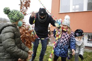 18.12.2020 Kielce. SP nr 31. Dzieci otaczają szkołę łańcuchem z papieru / Jarosław Kubalski / Radio Kielce