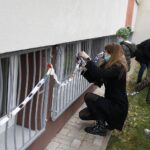 18.12.2020 Kielce. SP nr 31. Dzieci otaczają szkołę łańcuchem z papieru / Jarosław Kubalski / Radio Kielce