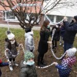 18.12.2020 Kielce. SP nr 31. Dzieci otaczają szkołę łańcuchem z papieru / Jarosław Kubalski / Radio Kielce