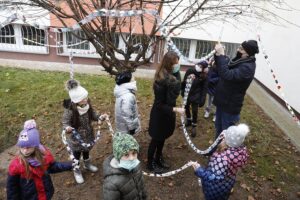 18.12.2020 Kielce. SP nr 31. Dzieci otaczają szkołę łańcuchem z papieru / Jarosław Kubalski / Radio Kielce