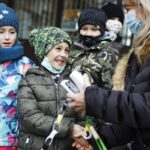 18.12.2020 Kielce. SP nr 31. Dzieci otaczają szkołę łańcuchem z papieru. Pomysłodawca i wykonawca większej części łańcucha Leon Pochec (w środku) / Jarosław Kubalski / Radio Kielce
