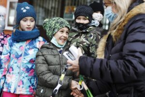 18.12.2020 Kielce. SP nr 31. Dzieci otaczają szkołę łańcuchem z papieru. Pomysłodawca i wykonawca większej części łańcucha Leon Pochec (w środku) / Jarosław Kubalski / Radio Kielce