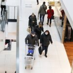 19.12.2020 Kielce. Galeria handlowa Echo. Zakupy / Jarosław Kubalski / Radio Kielce