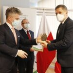 21.12.2020 Kielce. Wręczenie statuetek "Świętokrzyscy Burzyciele Barier im. Anny Sowy". Od lewej: senator Krzysztof Słoń, dyrektor świętokrzyskiego PFRON Andrzej Michalski i wicedyrektor Muzeum Wsi Kieleckiej Jarosław Karyś / Jarosław Kubalski / Radio Kielce