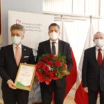 21.12.2020 Kielce. Wręczenie statuetek "Świętokrzyscy Burzyciele Barier im. Anny Sowy". Od lewej: senator Krzysztof Słoń, wicedyrektor Muzeum Wsi Kieleckiej Jarosław Karyś i dyrektor świętokrzyskiego PFRON Andrzej Michalski / Jarosław Kubalski / Radio Kielce