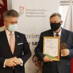 21.12.2020 Kielce. Wręczenie statuetek "Świętokrzyscy Burzyciele Barier im. Anny Sowy". Od lewej: senator Krzysztof ,Słoń i dyrektor WDK Jarosław Machnicki / Jarosław Kubalski / Radio Kielce