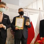 21.12.2020 Kielce. Wręczenie statuetek "Świętokrzyscy Burzyciele Barier im. Anny Sowy". Od lewej: senator Krzysztof ,Słoń, dyrektor WDK Jarosław Machnicki i dyrektor świętokrzyskiego PFRON Andrzej Michalski / Jarosław Kubalski / Radio Kielce