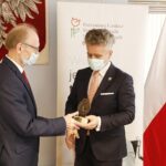 21.12.2020 Kielce. Wręczenie statuetek "Świętokrzyscy Burzyciele Barier im. Anny Sowy". Od lewej: były dyrektor Miejskiego Ośrodka Pomocy Rodzinie w Kielcach Marek Scelina i senator Krzysztof Słoń / Jarosław Kubalski / Radio Kielce