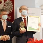 21.12.2020 Kielce. Wręczenie statuetek "Świętokrzyscy Burzyciele Barier im. Anny Sowy". Od lewej: senator Krzysztof Słoń i były dyrektor Miejskiego Ośrodka Pomocy Rodzinie w Kielcach Marek Scelina / Jarosław Kubalski / Radio Kielce