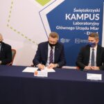 15.12.2020. Kielce. Na zdjęciu (od lewej): prof. Zbigniew Koruba - rektor Politechniki Świętokrzyskiej, Bogdan Wenta - prezydent Kielc, prof. Jacek Semaniak - prezes Głównego Urzędu Miar / Łukasz Zarzycki / Urząd Miasta Kielce