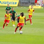 05.09.2020. Kielce. 2. kolejka Fortuna 1. ligi: Korona Kielce - GKS 1962 Jastrzębie. Na zdjęciu (przy piłce): Émile Thiakane / Jarosław Kubalski / Radio Kielce