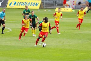 05.09.2020. Kielce. 2. kolejka Fortuna 1. ligi: Korona Kielce - GKS 1962 Jastrzębie. Na zdjęciu (przy piłce): Émile Thiakane / Jarosław Kubalski / Radio Kielce