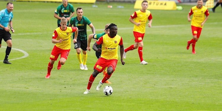 05.09.2020. Kielce. 2. kolejka Fortuna 1. ligi: Korona Kielce - GKS 1962 Jastrzębie. Na zdjęciu (przy piłce): Émile Thiakane / Jarosław Kubalski / Radio Kielce