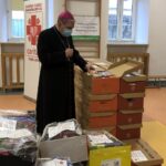 17.12.2020 Sandomierz. Caritas rozpoczęła wydawanie darów żywnościowych na święta. Krzysztof Nitkiewicz - biskup sandomierski / Grażyna Szlęzak-Wójcik / Radio Kielce
