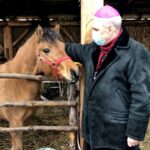 24.12.2020. Sandomierz. Żywa szopka. Na zdjęciu: biskup Krzysztof Nitkiewicz / Grażyna Szlęzak-Wójcik / Radio Kielce