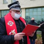 18.12.2020. Opatów. Nowy ambulans transportowy Szpitala św. Leona. Na zdjęciu: ks. Marek Bieniasz / Emilia Sitarska / Radio Kielce